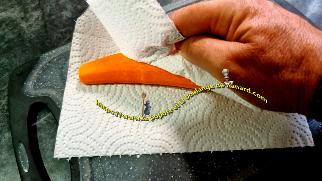 Éplucher, la ver puis essuyer la carotte