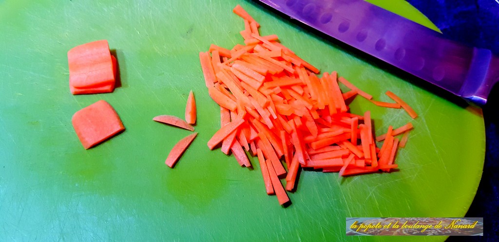 Éplucher, laver, essuyer puis détailler en petits bâtonnets la carotte