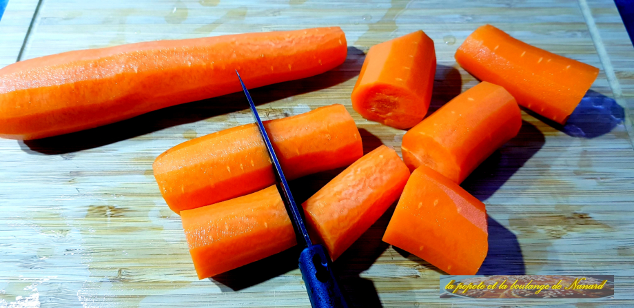 Éplucher, laver et détailler en gros tronçons les carottes