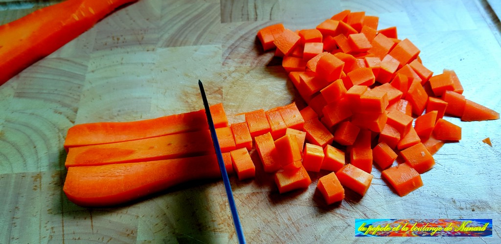 Éplucher, laver puis couper la carotte en petis dés