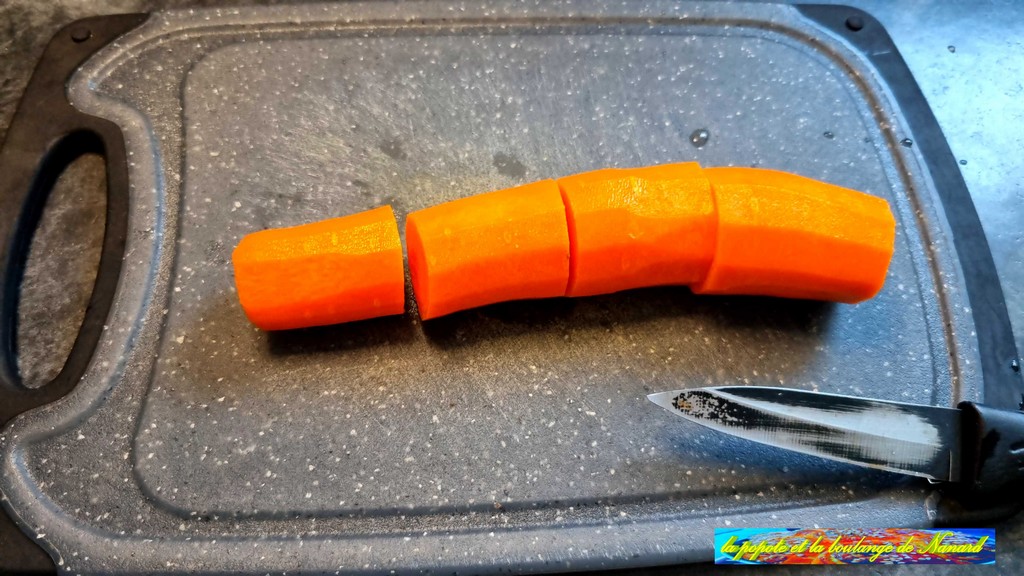Éplucher, laver puis couper la carotte en tronçons