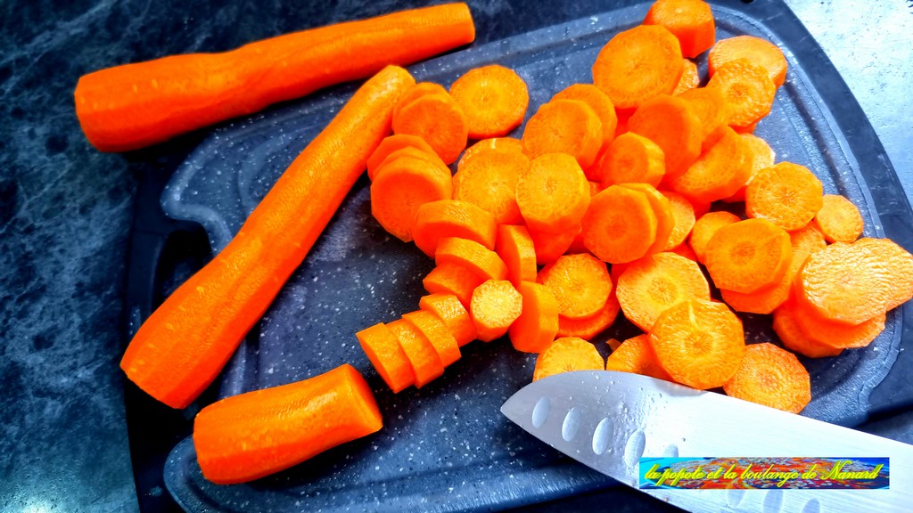 Éplucher, laver puis couper les carottes en rondelles de 1 cm d\\\'épaiseur