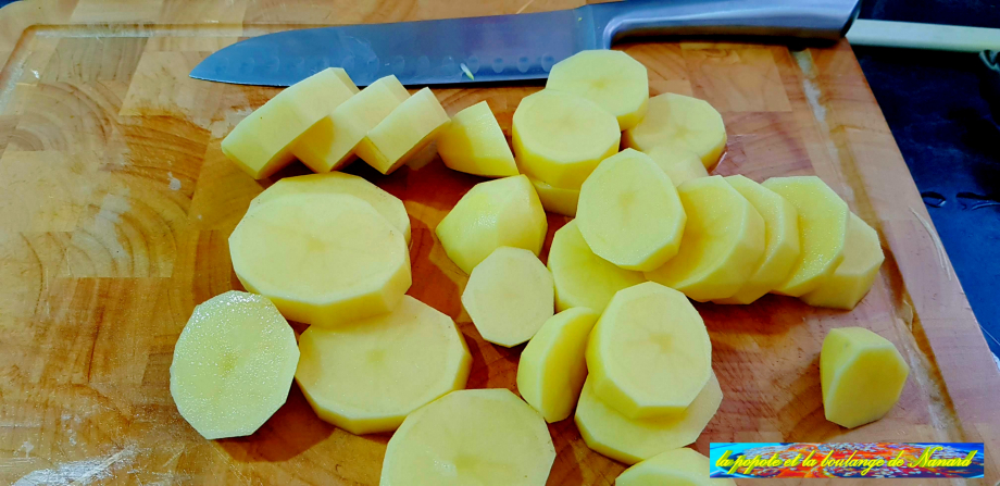 Éplucher, laver puis couper les pommes de terre en rondelles de 2 cm dépaisseur
