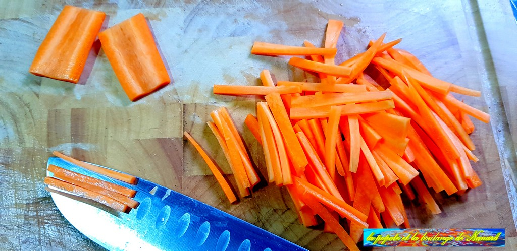 Éplucher, laver puis détailler la carotte en bâtonnets