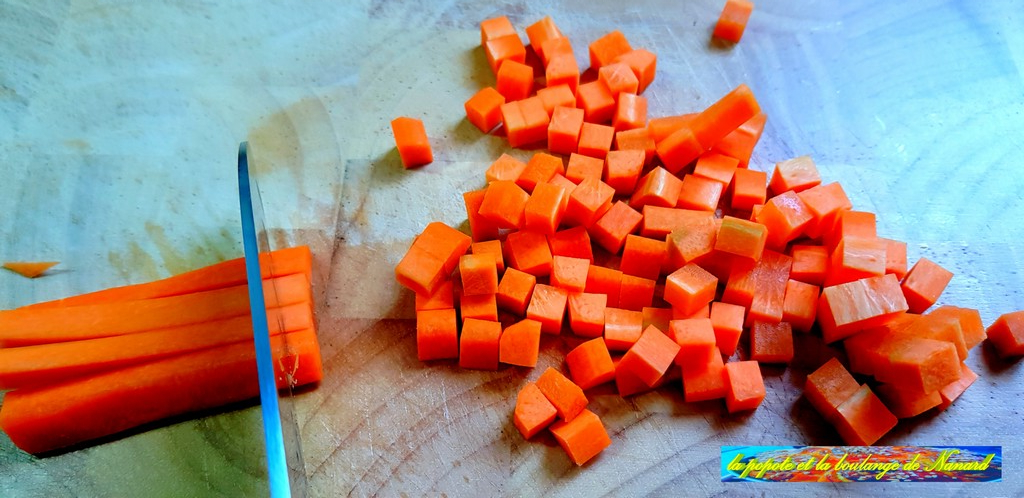 Éplucher, laver puis détailler la carotte en petits cubes
