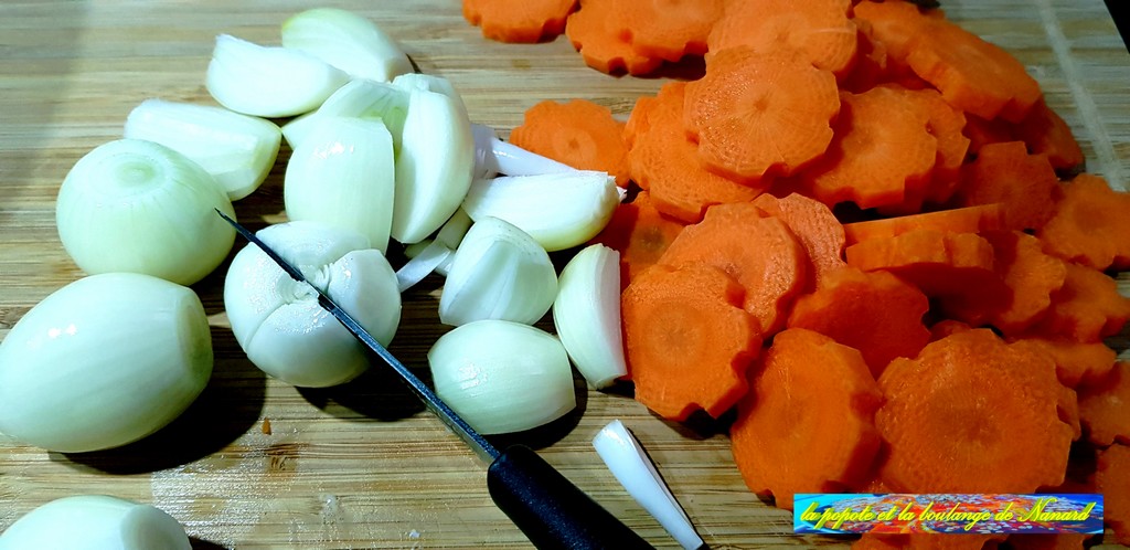 Éplucher, laver puis détailler les carottes en rondelles