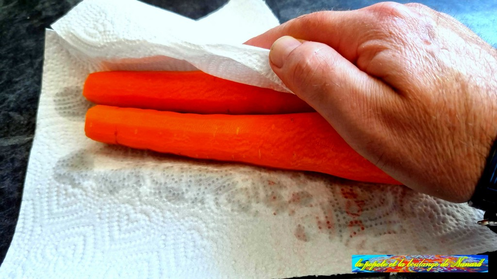 Éplucher, laver puis essuyer les carottes