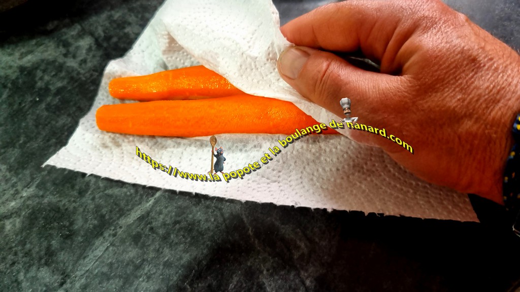 Éplucher, laver puis essuyer les carottes