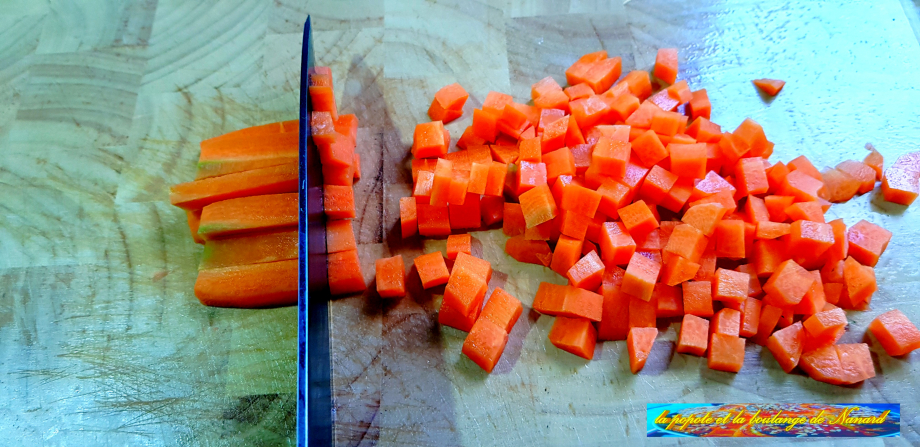 Éplucher puis détailler en cubes la carotte