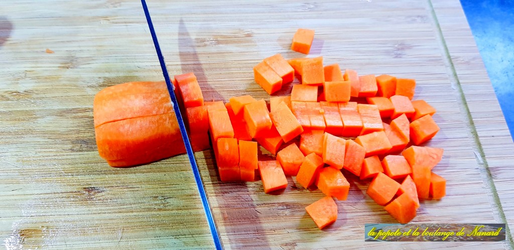 Éplucher puis détailler en gros dés la carotte