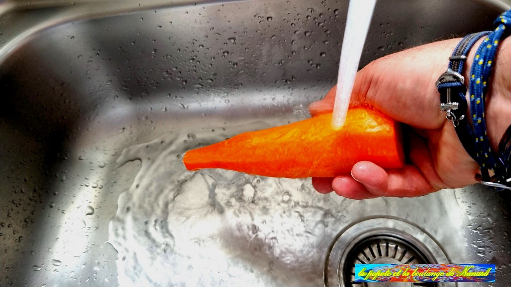 Éplucher puis laver la carotte