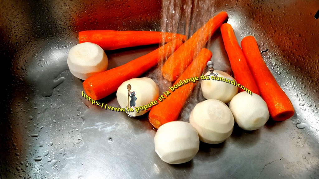 Éplucher puis laver les carottes et les navets