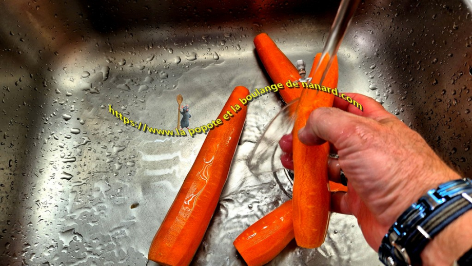 Éplucher puis laver les carottes