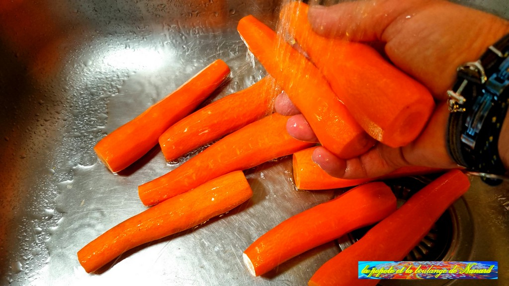 Éplucher puis laver les carottes