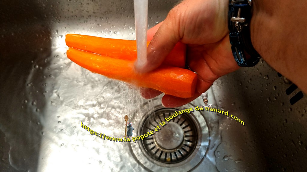 Éplucher puis laver les carottes