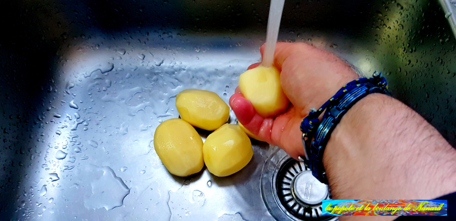 Éplucher puis laver les pommes de terre