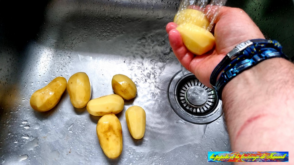 Éplucher puis laver les pommes de terre