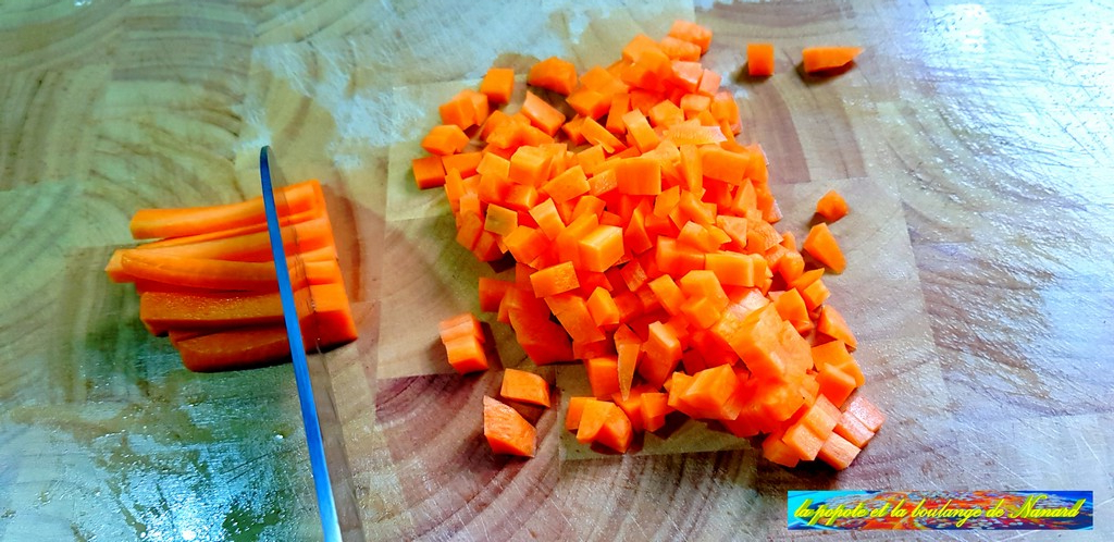 Éplucher puis tailler en petits dés la carotte
