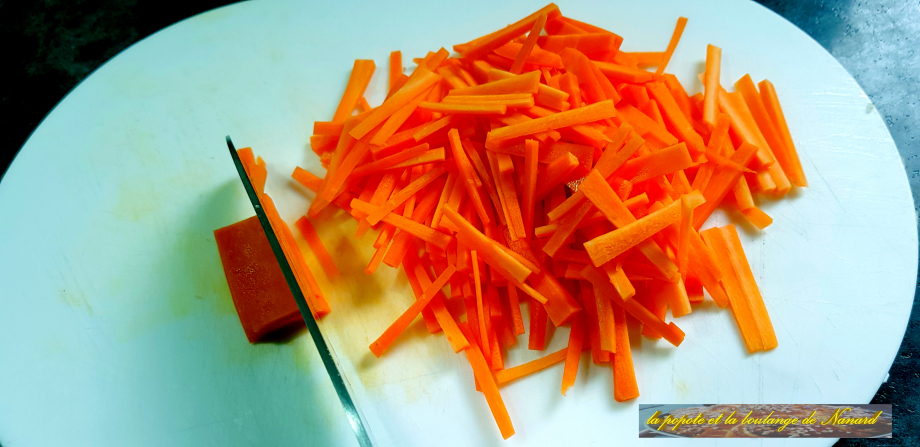 Éplucher puis tailler la carotte en fine julienne