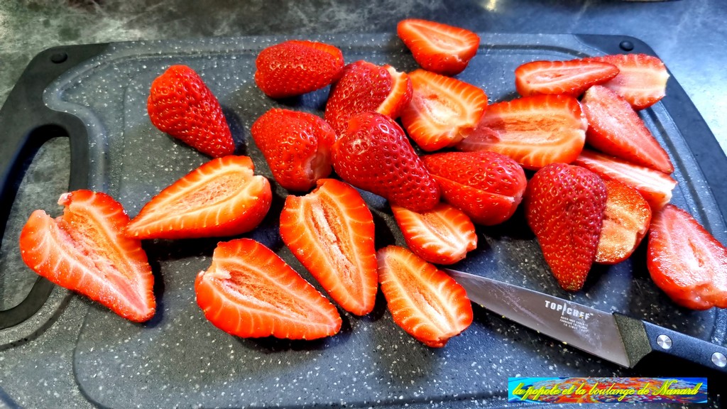 Équeuter puis couper les fraises en deux