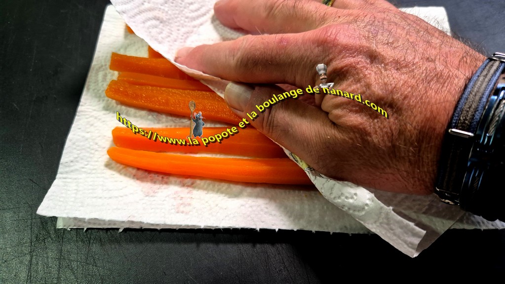 Essuyer les carottes dans du papier absorbant