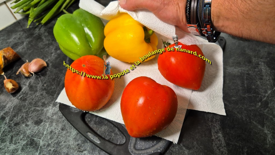 Essuyer les tomates et les poivrons