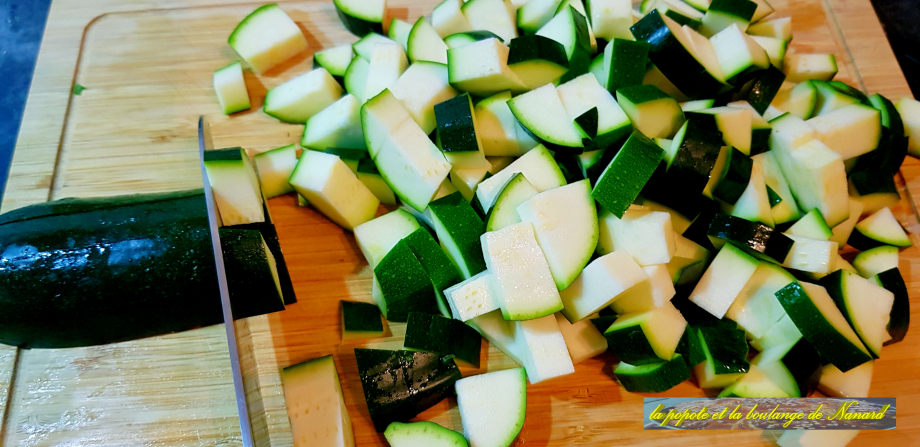 Éssuyer puis détailler les courgettes en gros dés