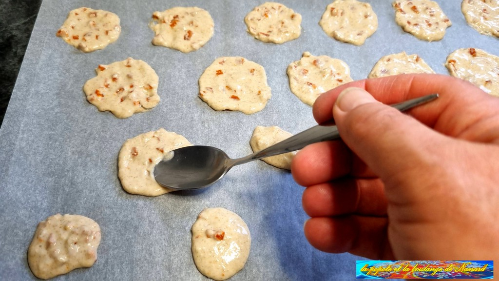 Étaler avec le dos de la cuillère pour donner la forme aux crackers