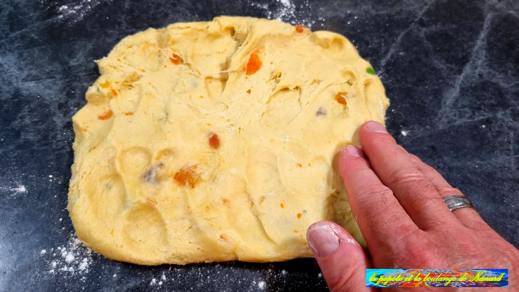 Étaler chaque moitié de pâte en un carré avec les doigts