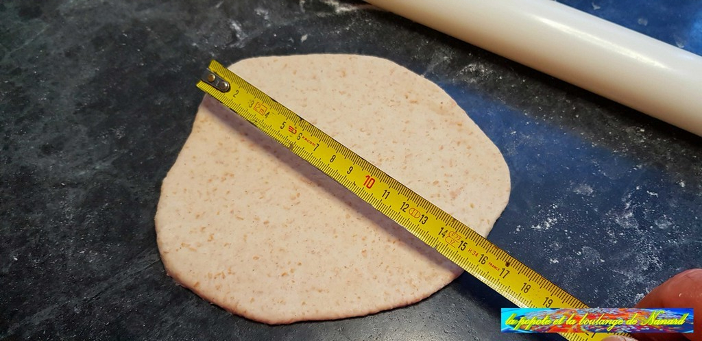 Étaler chaque pâton en cercle de 16 cm de diamètre