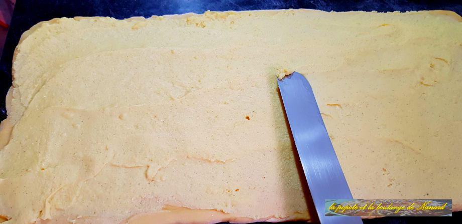 Étaler la crème pâtissière avec une grande spatule