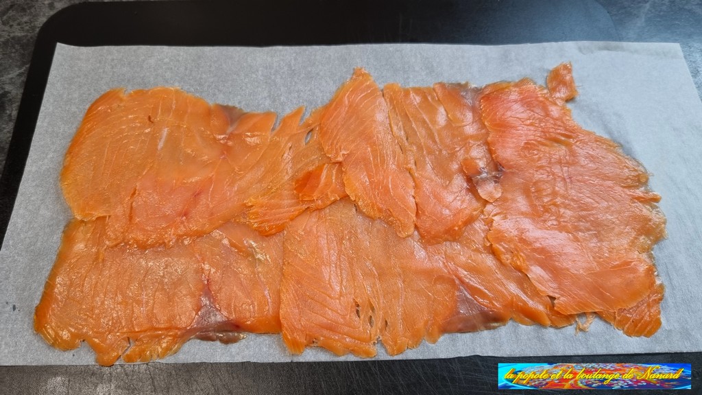 Étaler la moitié des tranches de saumon sur un papier sulfurisé