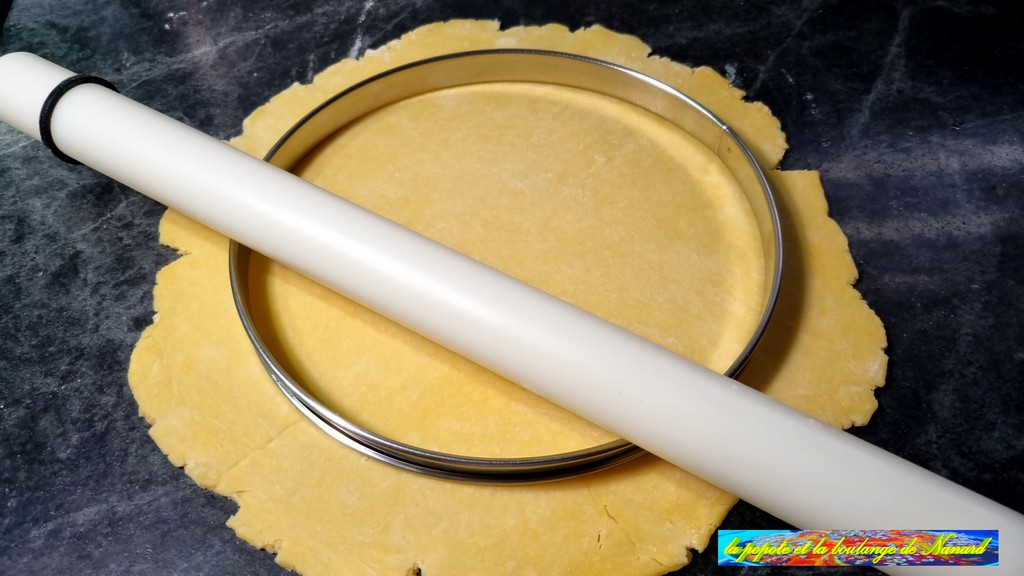Étaler la pâte brisée sur 3 mm d\\\'épaisseur et plus large que le plat