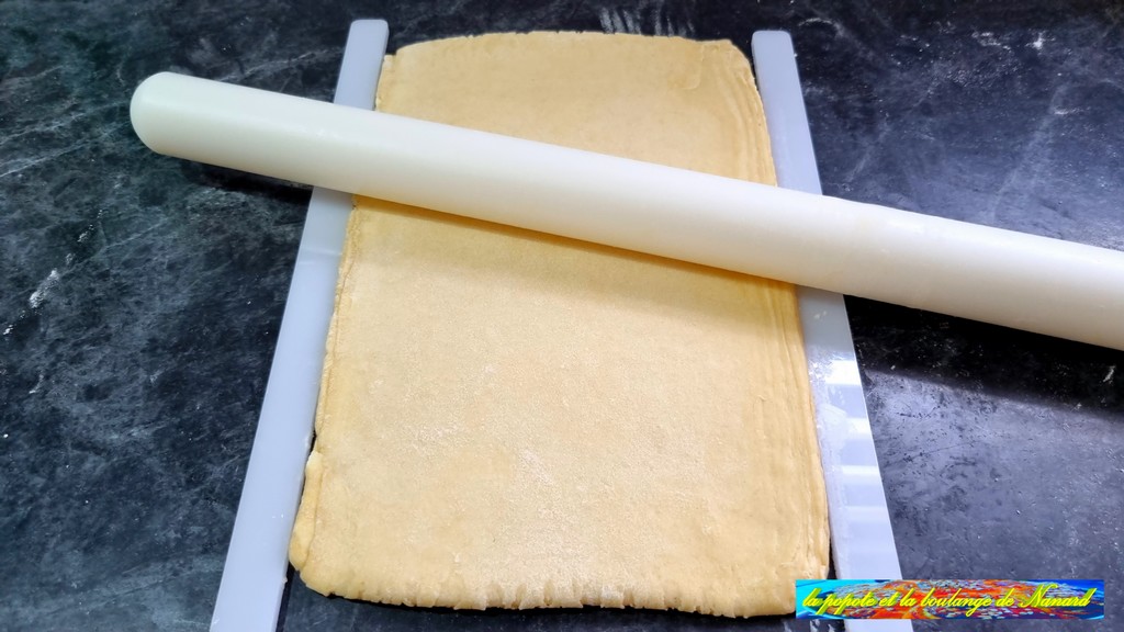 Étaler la pâte en un rectangle de 4 mm d\\\'épaisseur sur le plan de travail fariné