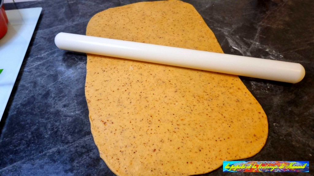 Étaler la pâte en un rectangle de 50 x 30 cm