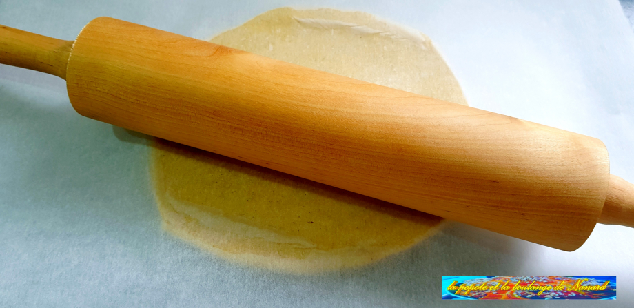 Étaler la pâte entre deux feuilles de papier sulfurisé