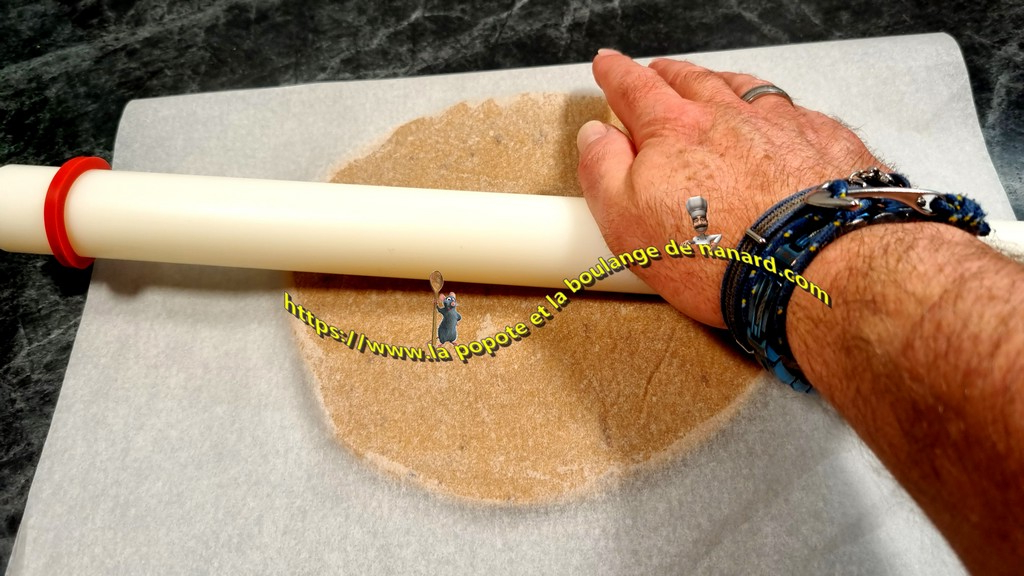 Étaler la pâte entre la feuille de papier sulfurisé à 5 mm d\\\'épaisseur