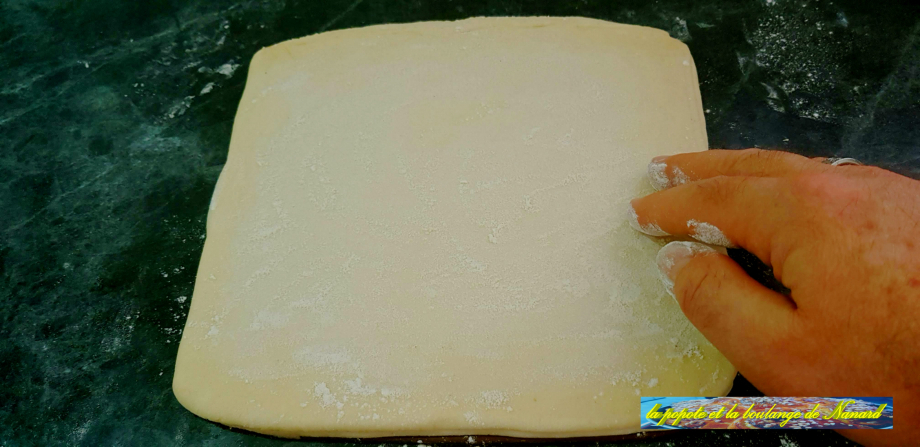 Étaler la pâte levée en un carré de 22x22cm