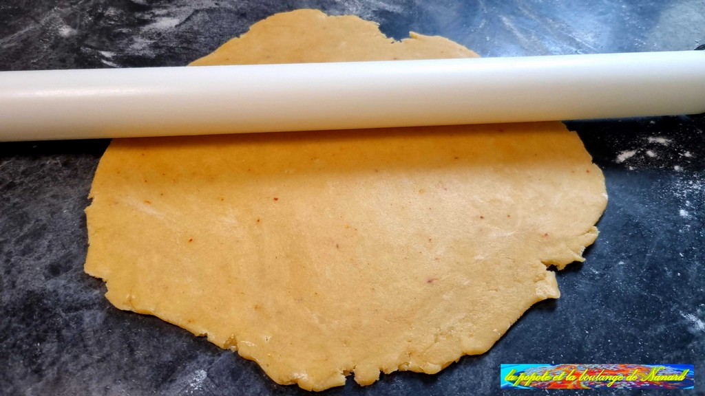 Étaler la pâte restante sur 3 mm d\\\'épaisseur