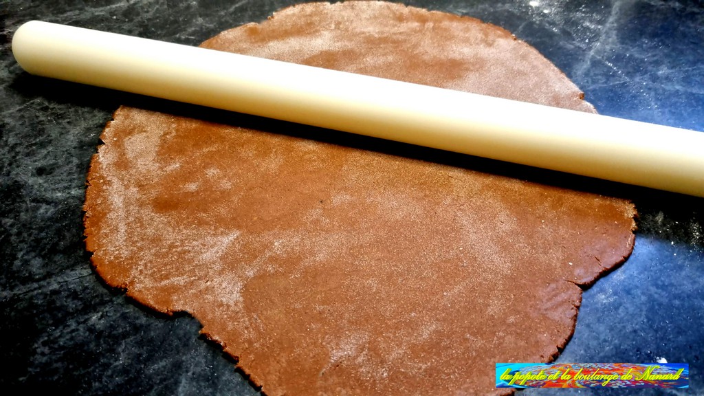 Étaler la pâte sur le plan de travail fariné sur une épaisseur de 3 à 4 mm