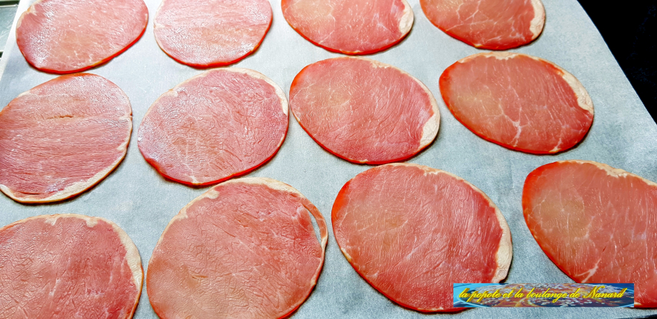 Étaler le bacon sur une plaque sulfurisée