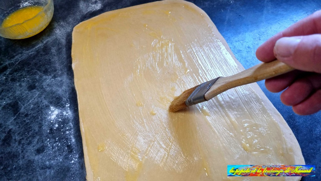 Étaler le beurre fondu au pinceau sur toute la surface de la pâte