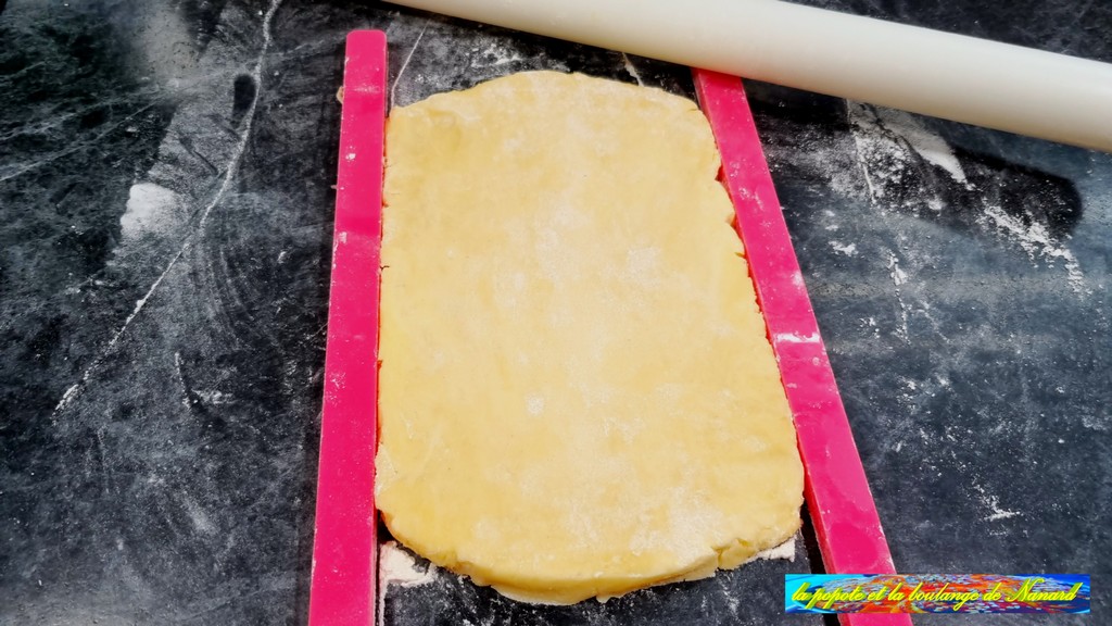 Étaler le beurre manié deux fois plus grand que la détrempe sur environ 1 cm d\\\'épaisseur