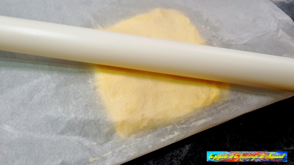Étaler le beurre manié entre le papier sulfurisé en un rectangle de 2 cm d\\\'épaisseur