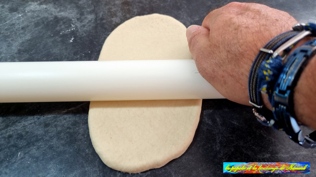 Étaler le pâton en ovale sur  20 x 11 cm environ