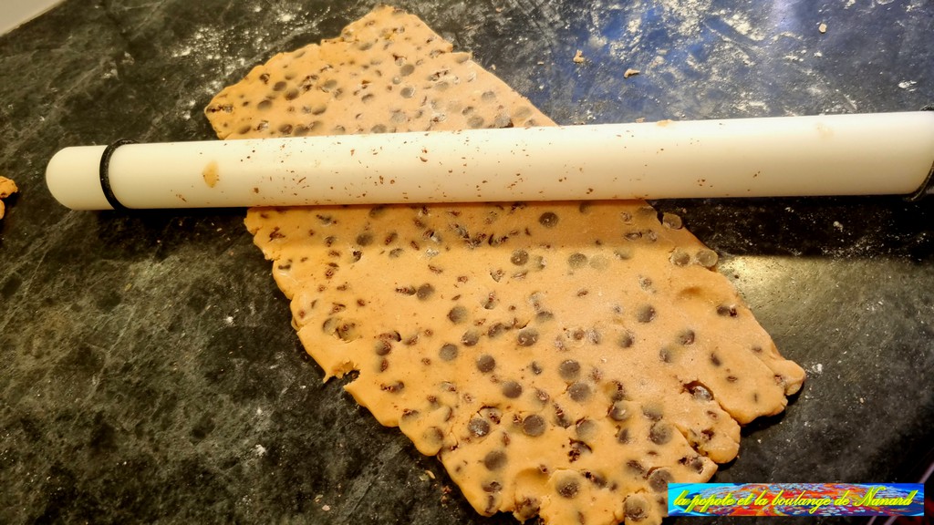 Étaler le reste de pâte en une bande de 42 cm par 14  et toujours de 4 mm  d\\\'épaisseur