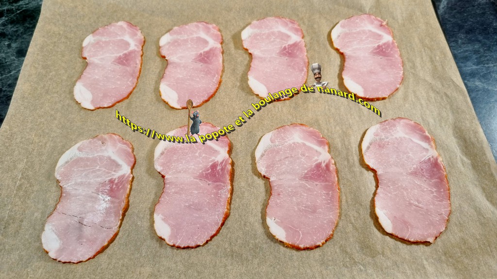 Étaler les tranches de bacon sur une plaque sulfurisée