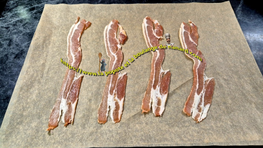 Étaler les tranches de lard sur une plaque sulfurisée
