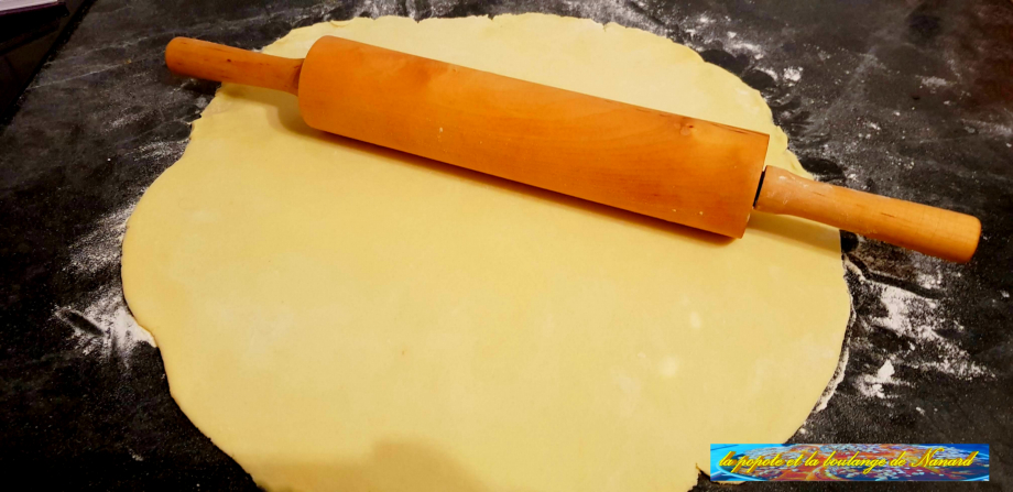 Étaler sur le plan de travail fariné le beurre manié de l\\\'étape 1 sur 1 cm d\\\'épaisseur