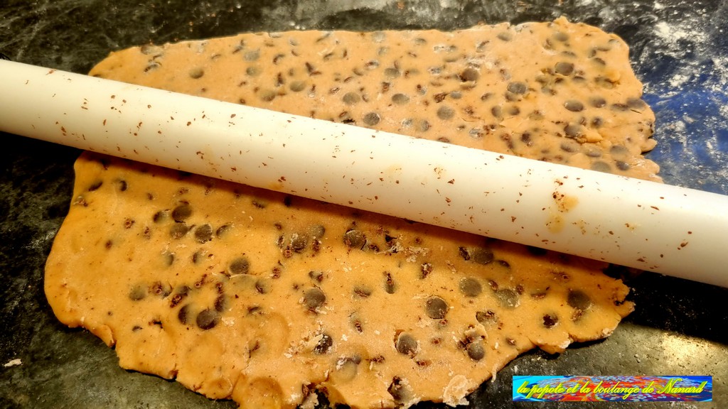 Étaler une moitié de pâte sur environ 4 mm d\\\'épaisseur en la retournant régulièrement